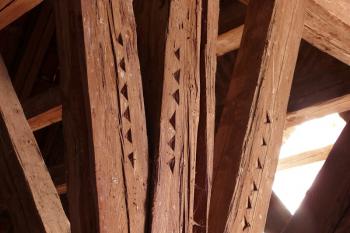 Detail tesařského značení v podélné vazbě gotického krovu lodi. (© Jan Sommer, 08/2008)