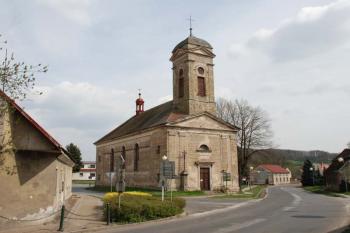 Celkový pohled na kostel od náměstí ( © Aleš Marek 04/2007)