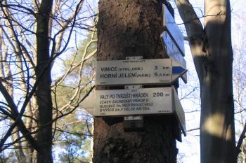 Turistická značka (© Petr Nožička, 04/2006)