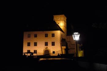 Rožmberk  - noční pohled na vstupní část hradu (© Pavel Jarý,  04.08.2007)