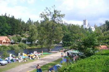 Rožmberk - vodácký kemp nedaleko hradu (© Pavel Jarý,  04.08.2007)