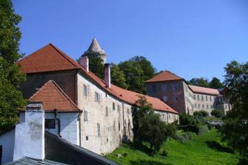 Rožmberk - pohled na tzv. horní hrad, z nehož se dochovala jen hláska (© Pavel Jarý,  04.08.2007)
