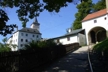 Rožmberk - brána vedoucí k hradu (© Pavel Jarý,  04.08.2007)