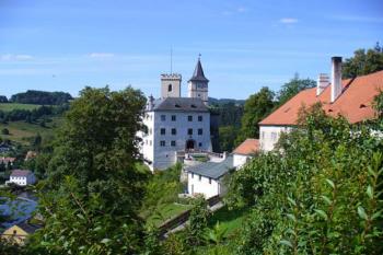 Rožmberk - pohled na hrad z vyhlídkové plošiny (© Pavel Jarý,  04.08.2007)