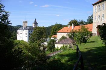 Rožmberk - pohled na hrad z vyhlídkové plošiny (© Pavel Jarý,  04.08.2007)