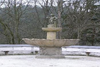 Kašna na I. nádvoří (© Fanda Mikeš 04/2004)