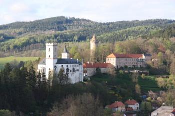 Hrad od silnice do Přízeře ( © Ivan Grisa 05/2010)