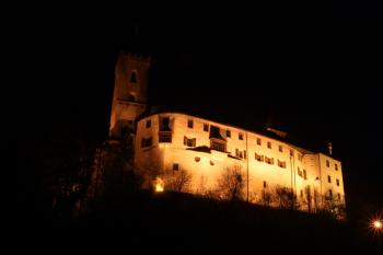 Dolní hrad z levého břehu Vltavy ( © Ivan Grisa 05/2010)