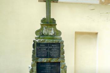 Hrobka rodu Dlauhowesky von Langedorf, za kostelem (© František Kinař, 07/2016)