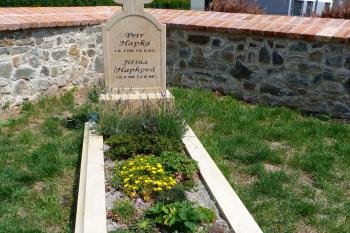 Také jeden pomníček v rohu hřbitova (© František Kinař, 07/2016)