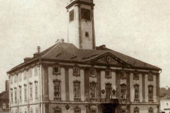 radnice po klasicistní obnově po požáru r. 1845, stav na konci 19. století (© David Junek: Polička: barokní a gotická radnice, Městské muzeum a galerie, Polička 2004)