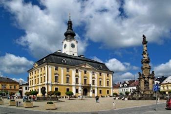 celkový pohled na náměstí s dominantou radnice a morového sloupu (© Jan P. Štěpánek 05/2013)