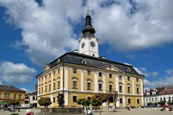 hlavní průčelí radnice (© Jan P. Štěpánek 05/2013)