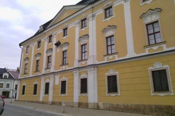 Západní průčelí se štukovou výzdobou nad okny (suprafenestra), motivy bust a masek (© Jan Večeřa, 05/2015)