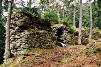 Zřícenina hradu Sokolčí (© Jiří Cukr, 04/2002)