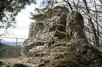Raškův kámen se nachází 495 m n.m. Čnící, zdaleka viditelné vápencové skalisko je nazváno podle původního majitele okolních lesů – zemana Rašky. ( © Miroslav BITTER 04/2007)