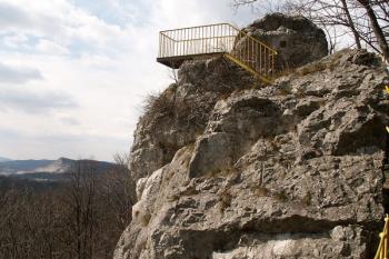 Výška můstku nad přístupovou cestou je 50 metrů. ( © Miroslav BITTER 04/2007)