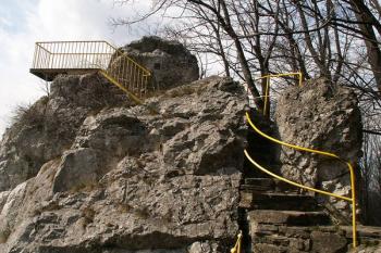 Na nejvyšším místě skály vybudovali v roce 1951 členové kopřivnického Klubu československých turistů železný vyhlídkový můstek ( © Miroslav BITTER 04/2007)