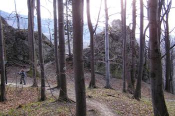 Pohled na skaliska Raškova kamene ( © Jan P. Štěpánek 04/2007)