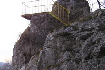 Nejvyšší vrcholek Raškova kamene (vyhlídky) s vyhlídkovou plošinou ( © Jan P. Štěpánek 04/2007)
