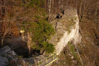 Nižší části Raškova kamene z vyhlídkové plošiny ( © Jan P. Štěpánek 04/2007)