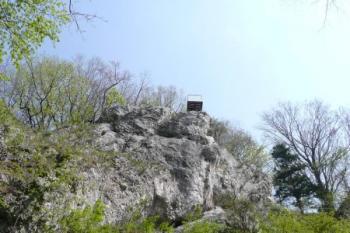 pohled na skalní útvar Raškův kámen od západu ( © Jan P. Štěpánek 04/2008)