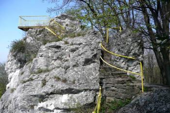 vrcholový úsek Raškova kamene s populární vyhlídkou do okolí ( © Jan P. Štěpánek 04/2008)