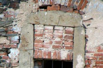 částečně zazděné okno v patře severního křídla ( © Pavel Zany Komárek 16.4. 2005)