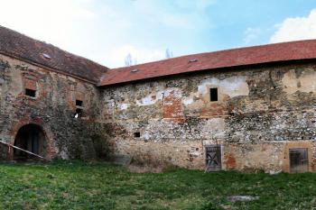 nádvorní průčelí tvrze ( © Pavel Zany Komárek 16.4. 2005)