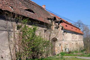 Budova statku na místě bývalé tvrze ( © Pavel Vítek 04/2007)