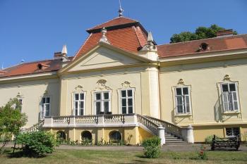 zámek od jihu-čelní pohled (© D Dohňanský, 07/2014)