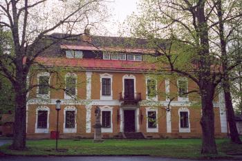 Průčelí zámku (© Martin Kabeláč, 05/2002)