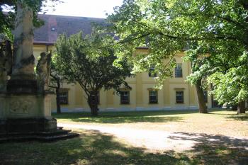 západní strana zámku (© D Dohňanský, 07/2014)
