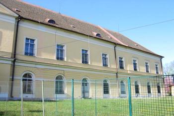 Zámek v Břežanech u Znojma ( © Pavel Vítek 04/2007)