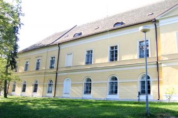 Zámek v Břežanech u Znojma ( © Pavel Vítek 04/2007)