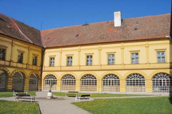 Zámek v Břežanech u Znojma ( © Pavel Vítek 04/2007)