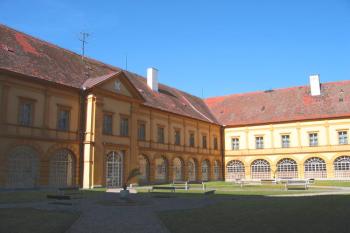 Zámek v Břežanech u Znojma ( © Pavel Vítek 04/2007)
