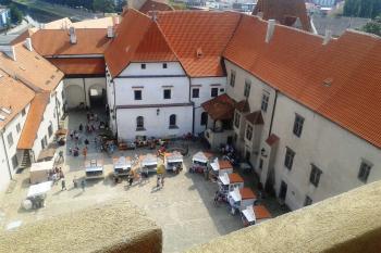 pohled z věže Rumpál na hradní nádvoří ( © Ondřej Štěpánek 07/2013)