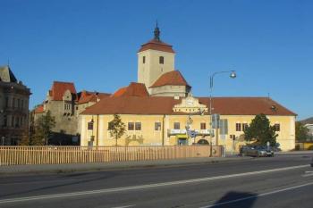 Pohled na hrad přes barokní rezidenci (© Jiří Cukr, 10/2006)