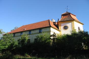 jižní  křídlo zámku s nekontrolovaným,pomalu přerůstajicím porostem (© D Dohňanský, 09/2015)