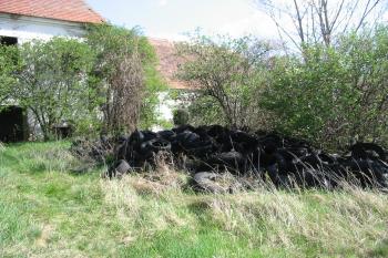 skládka pneumatik na vnitřním nádvoří (© D Dohňanský, 04/2015)