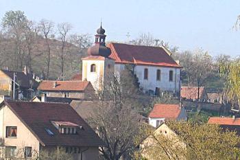 Kostel sv. Vojtěcha ve Slatině se zvonicí ( © Pavel Vítek 04/2007)