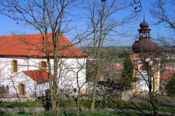 Kostel sv. Vojtěcha ve Slatině se zvonicí ( © Pavel Vítek 04/2007)