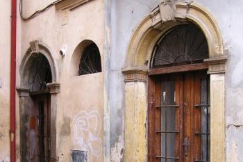 vstupní portály synagogy ( © Jan P. Štěpánek 11/2009)