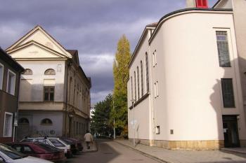pohled na zadní trakt Nové synagogy (vpravo) a průčelí synagogy Bet ha-midraš (vlevo) ( © Jan P. Štěpánek 11/2009)