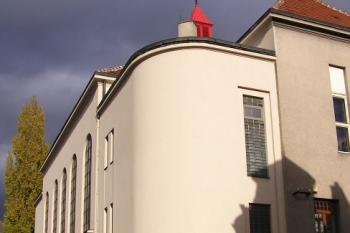 boční uliční fronta Nové synagogy ( © Jan P. Štěpánek 11/2009)