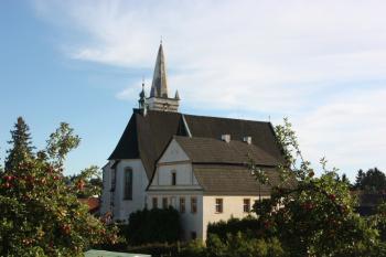 Kostel a bývalá fara od severu ( © Ivan Grisa 09/2011)