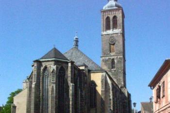 Arciděkanský chrám sv. Jakuba - pohled od Vlašského dvora (© Milan Caha, 04/2007)