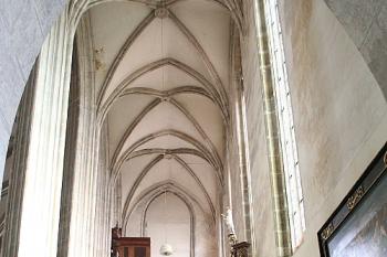 Průhled jižní boční lodí k východu (© Ivan Grisa, 09/2008)