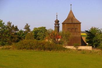 Kostel se zvonicí na hřbitově (© Petr Pokorný, 04/2007)